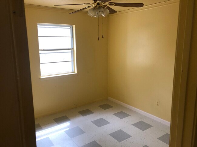 Foto del edificio - 1321 W 57th St