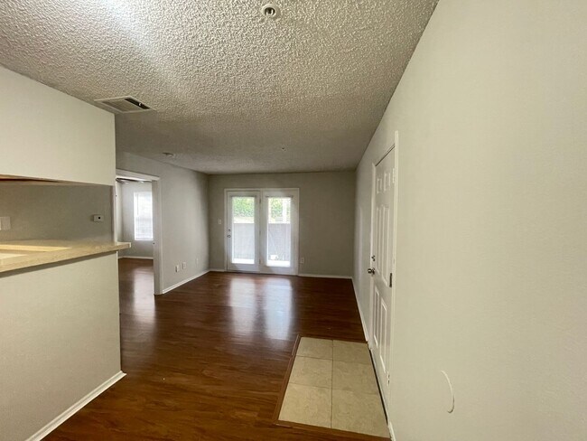 Foto del edificio - 1 Bed / 1 Bath Condo in Gated Comm. In Alt...