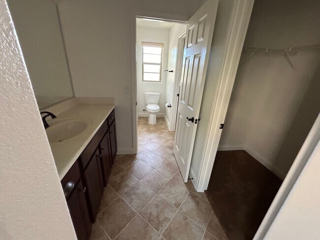 Foto del edificio - 5 bedroom, 4 bathroom home located across ...