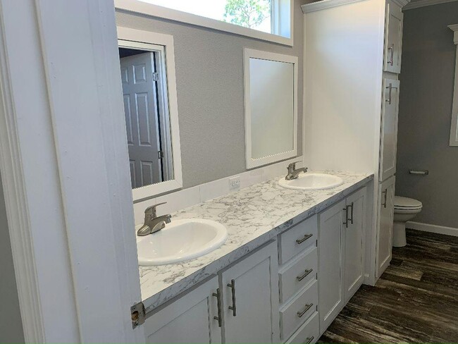 Building Photo - 419 Zeeland St