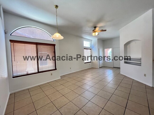 Building Photo - 2BD 2BA in Tres Pueblos w/ Garage & Washer/Dryer
