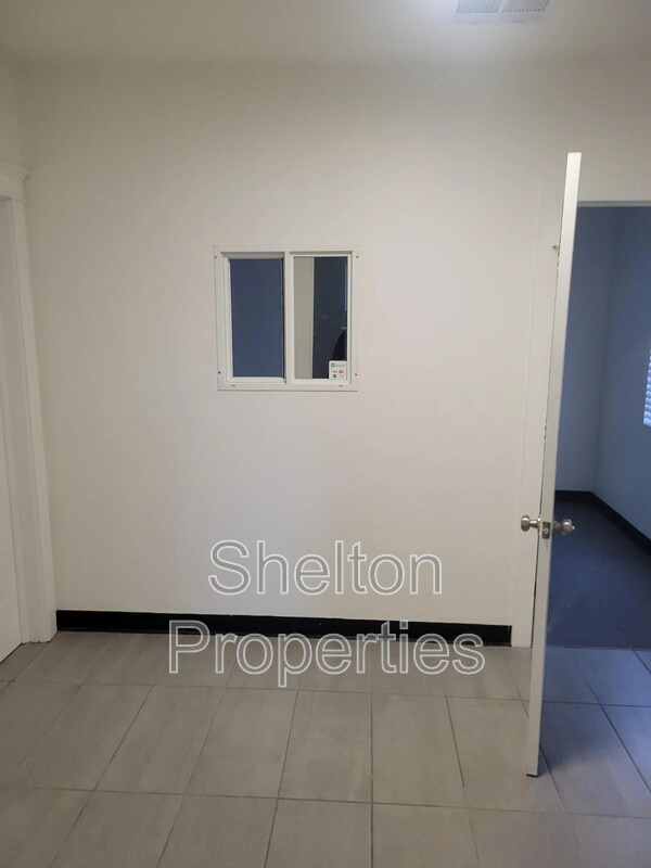 Foto del edificio - 6810 S Central Ave