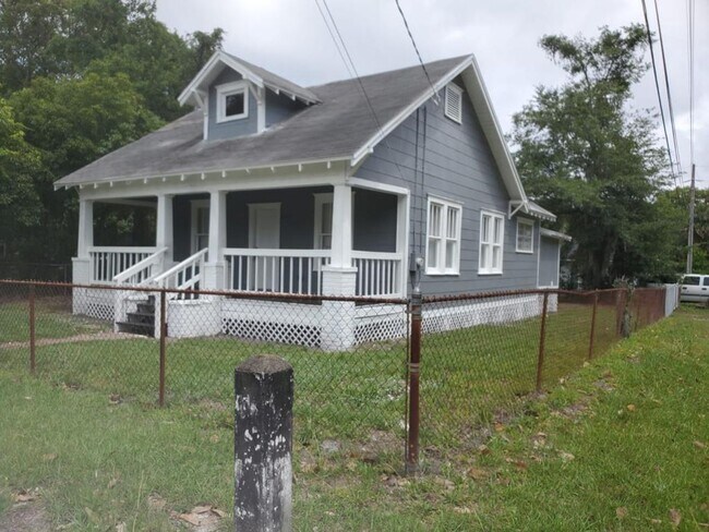 Building Photo - Fully Renovated 3/2 Single Family Ready for Move In!