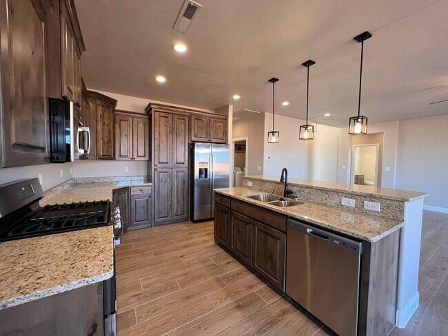 Building Photo - Newer home in Sky Ridge