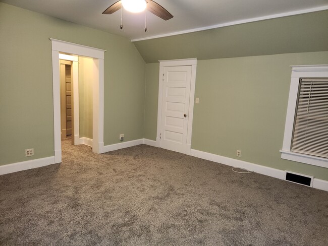 Building Photo - 614 Isabella St