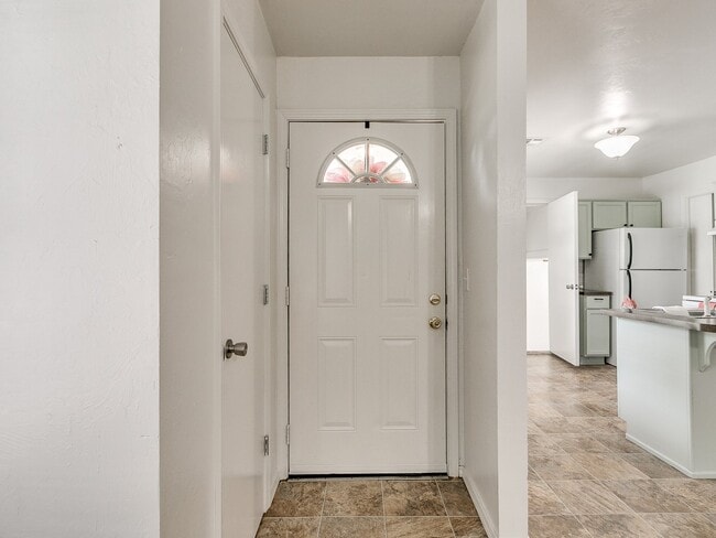 Entry - 420 W Daws St