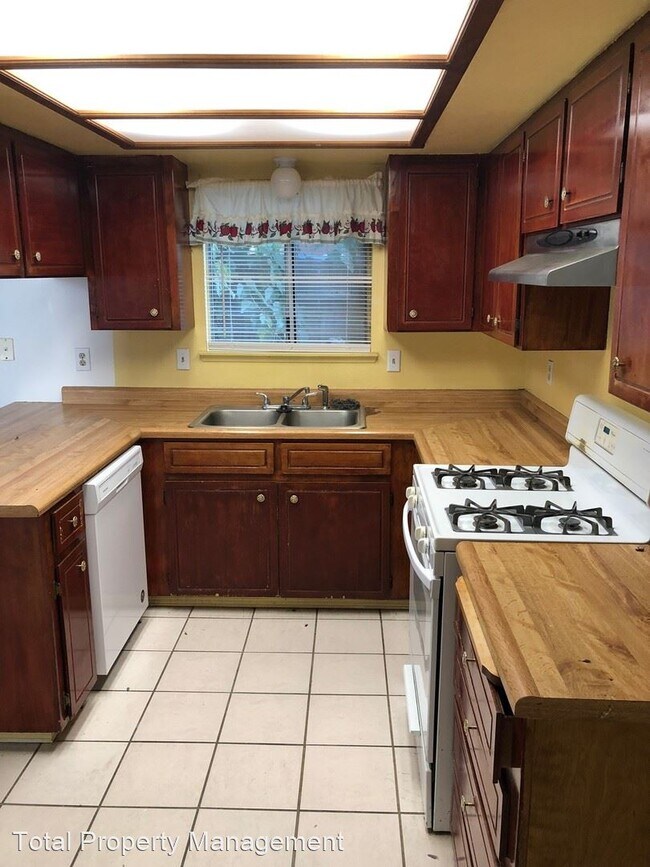 Building Photo - 3 br, 2 bath House - 240 E. Elowin Ct.