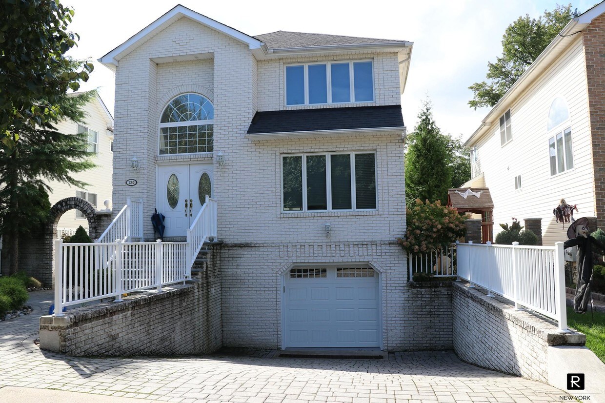 120 Giegerich Ave Unit 1F, Staten Island, NY 10307 Room for Rent in