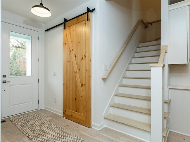 Foto del edificio - Beautiful Modern Farm House Near Downtown!