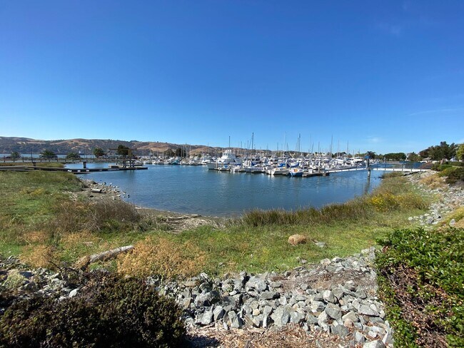 Foto del edificio - 3 Bed 2.5 Bath Townhouse W/ Attached Garage In Portside Village