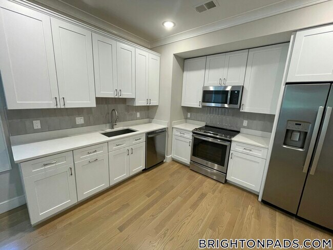 Building Photo - 104-106-106 Warren St