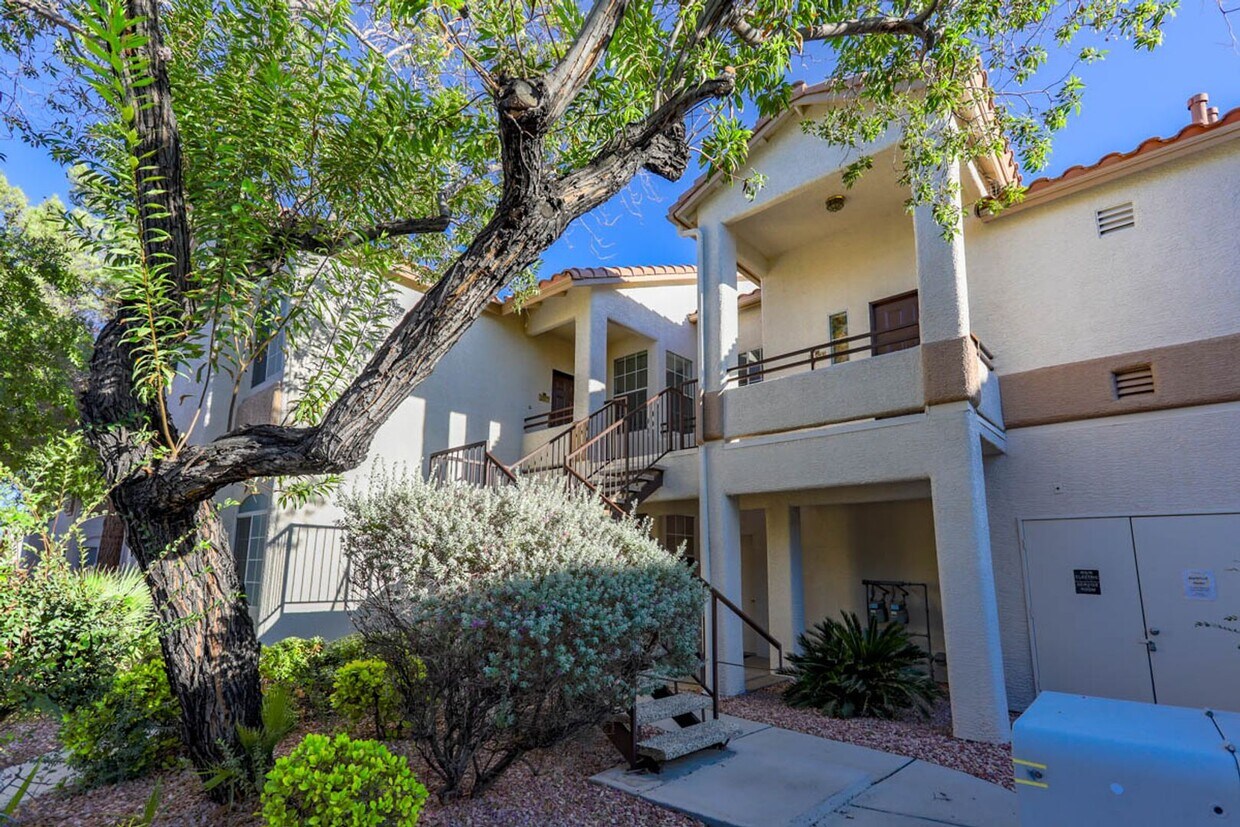 Foto principal - 2 Bedroom 2nd Floor West Vegas Condo