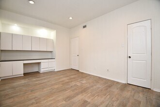 Building Photo - 720 Bering Dr