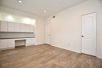 Building Photo - 720 Bering Dr