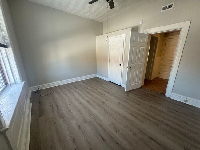 Foto del edificio - 2 bed/1 Bath South City Duplex Apartment