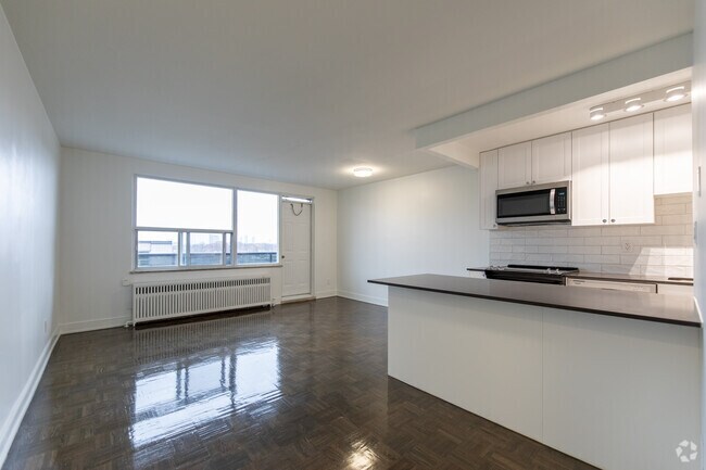 1BR, 1BA - 631SF - Living Room - 100 Cosburn Ave
