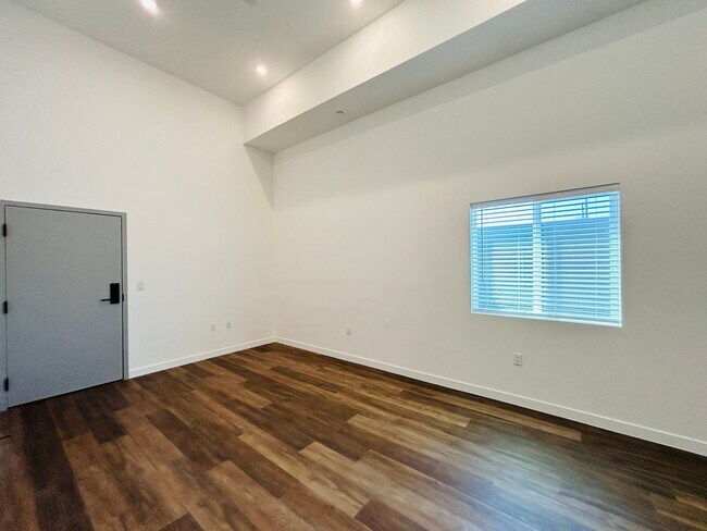 Foto del edificio - 13037 San Fernando Rd