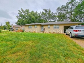 Building Photo - 2715 Meadow Ln