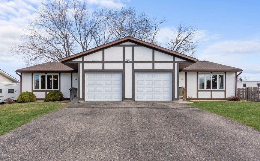 Primary Photo - 114 W Nelson St