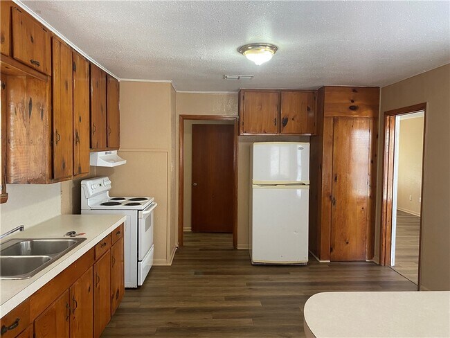 Building Photo - 922 Rosedale Dr