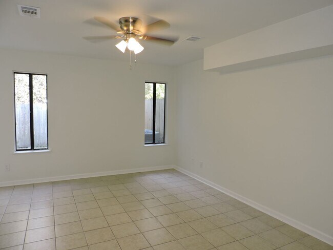 Foto del edificio - Updated townhouse - just minutes to NAS Pe...