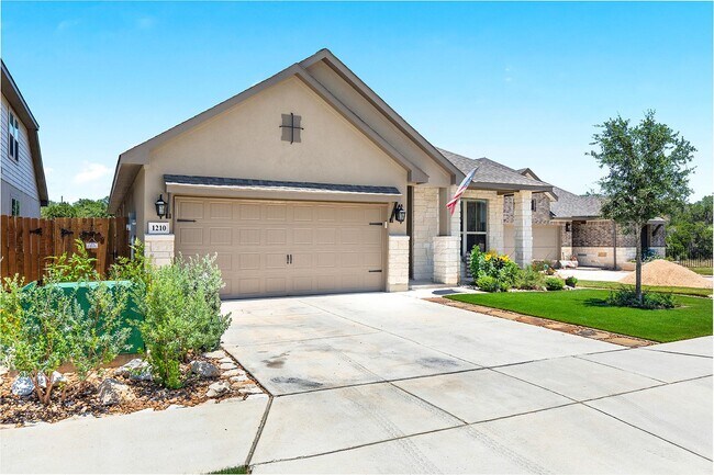 Building Photo - "Charming 3-Bedroom Retreat with 2 Baths i...