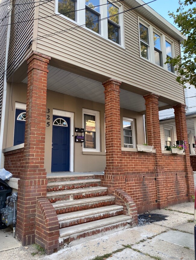 Building Photo - 325 S 7th St