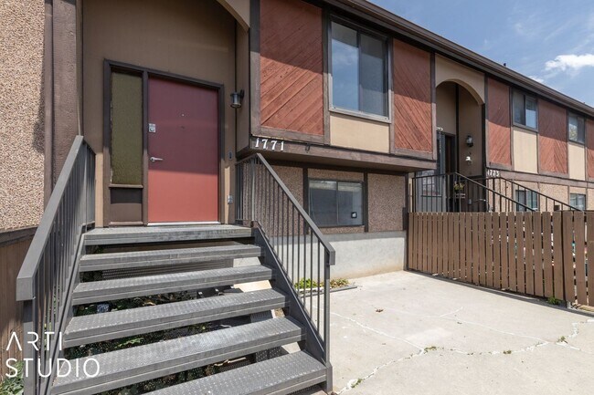 Foto del edificio - Fully Renovated 4-Bedroom Townhome in Prim...