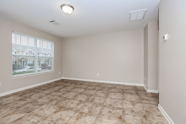 Foto del edificio - 8055 Logan Dr