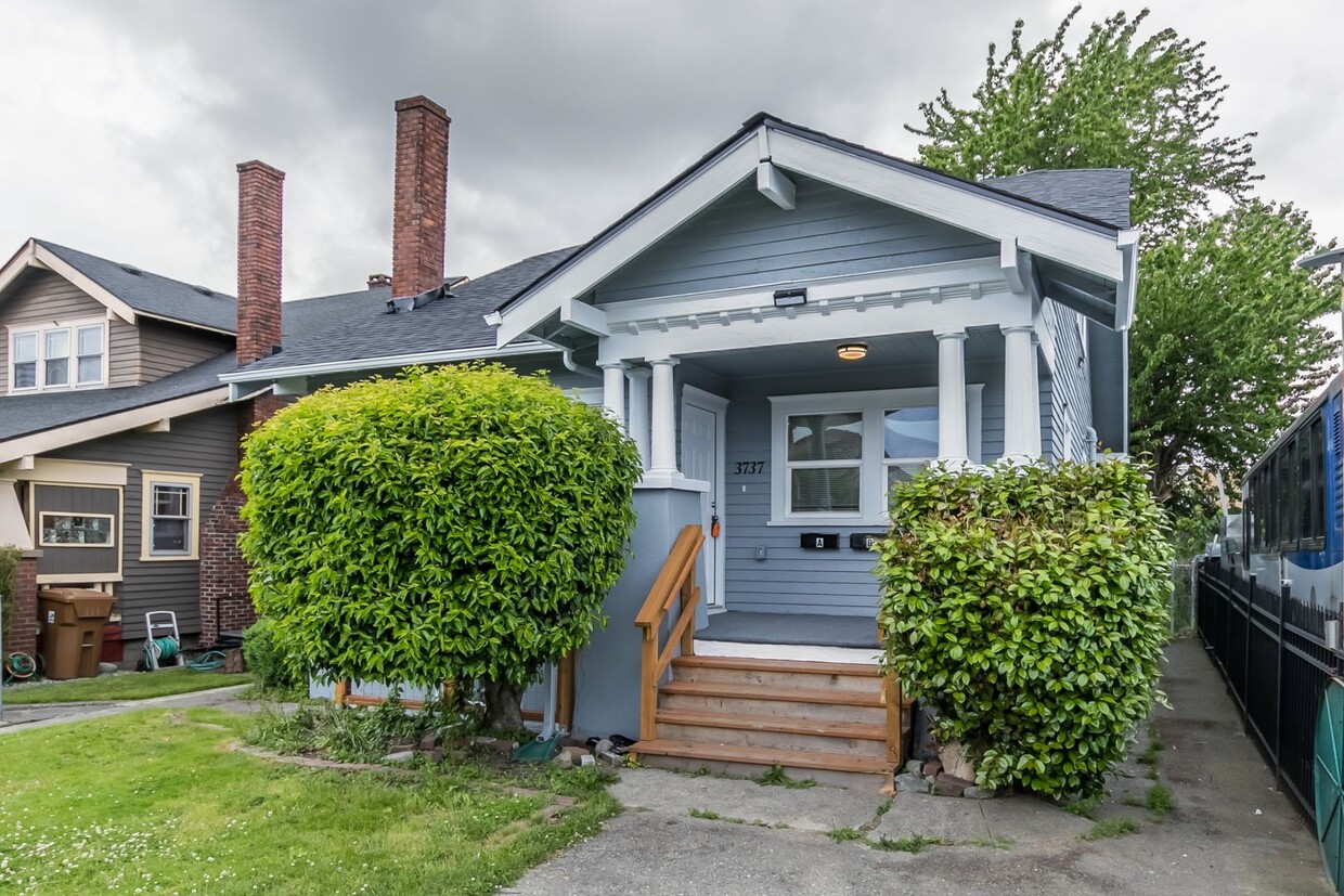 Primary Photo - Adorable home with 3 Units in Tacoma