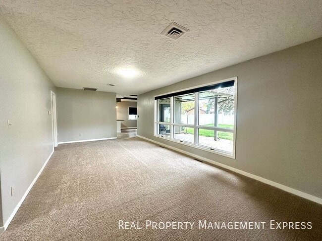 Building Photo - 5 Bedroom 4 Bath Home Blending Luxury and ...