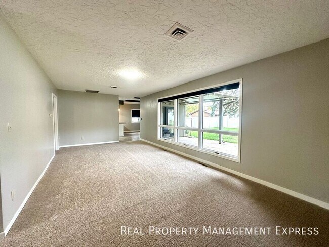 Foto del edificio - 5 Bedroom 4 Bath Home Blending Luxury and ...