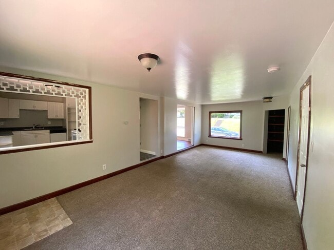 Building Photo - 2 Bedroom/1BA PLUS Garage -  Close to the ...