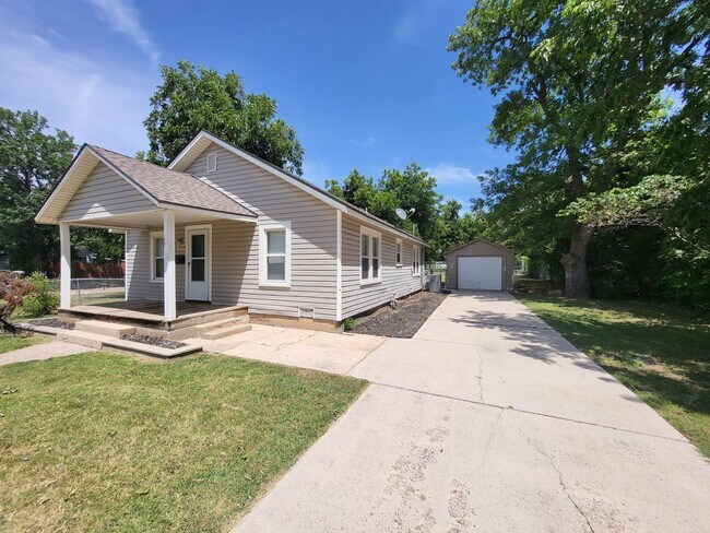 Building Photo - 3 bedroom 1 bathroom house with garage and...