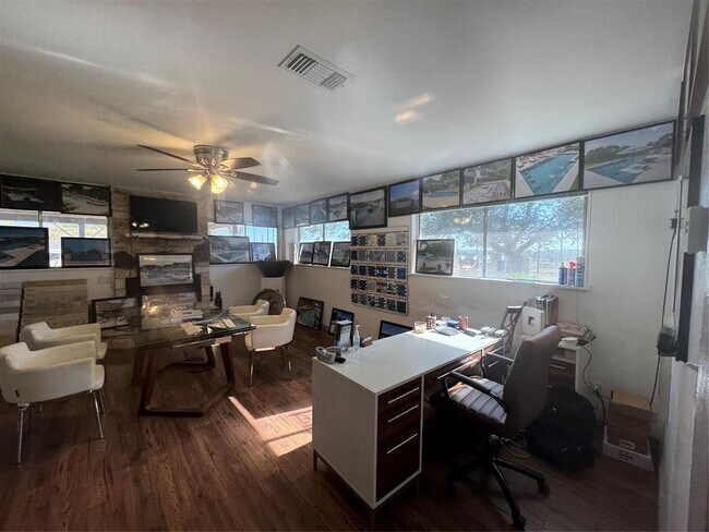 Foto del edificio - 5300 US-290