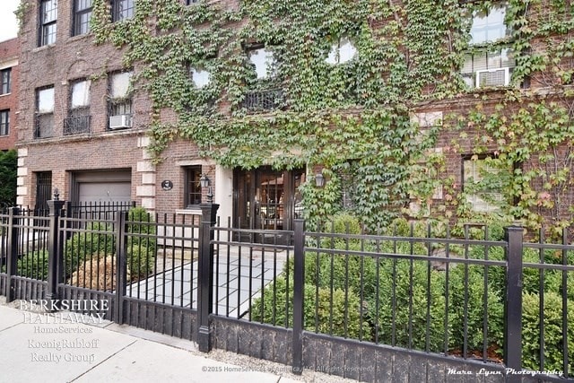 Building Photo - 559 W Roscoe St