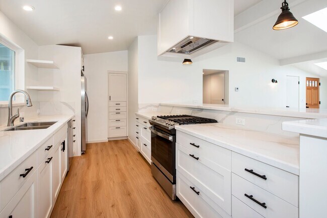 Building Photo - REMODELED MESA 3BED/2BATH HOME PLUS A BONU...