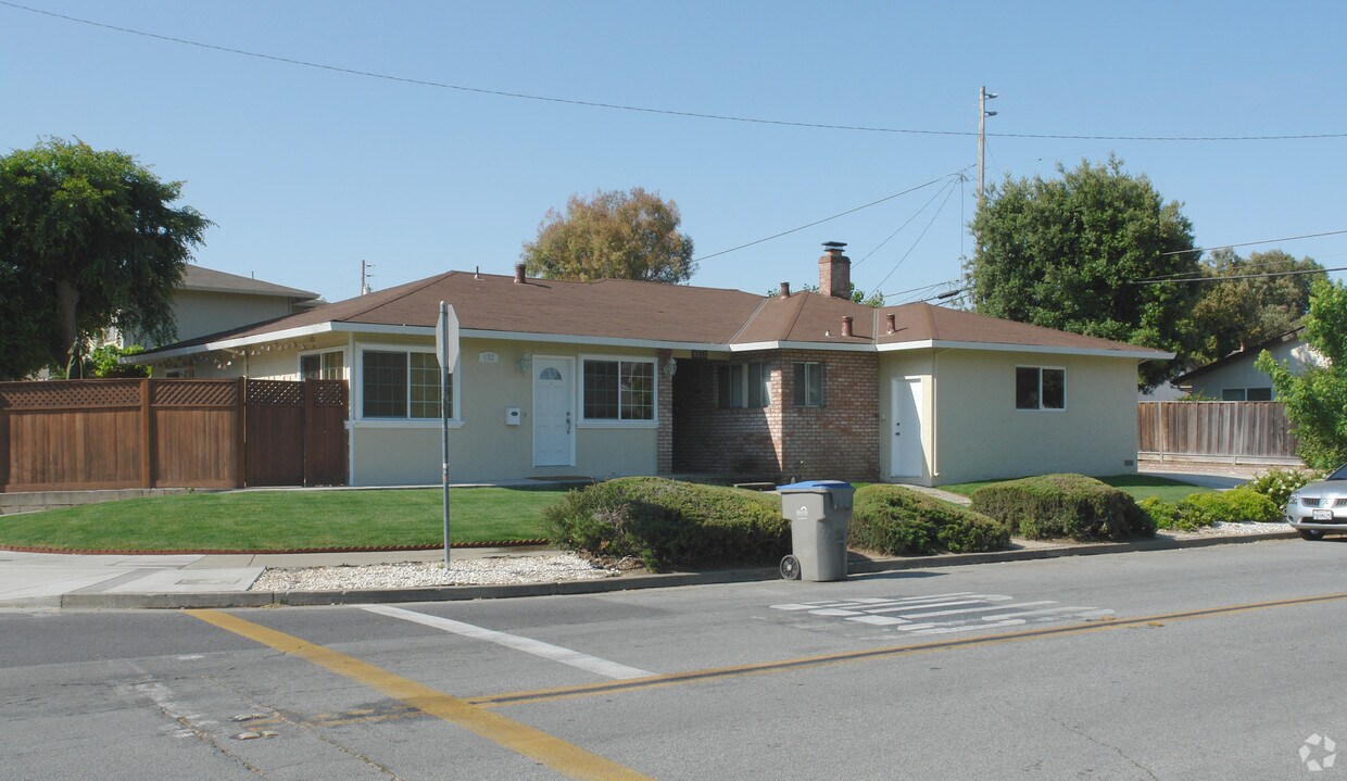 Primary Photo - 132-134 Bangor Ave