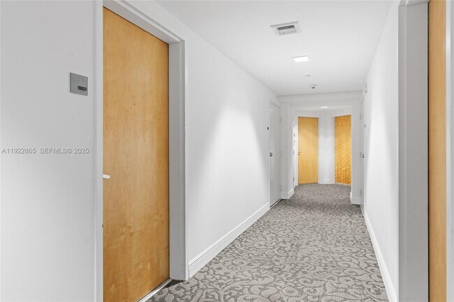 Foto del edificio - 350 S Miami Ave