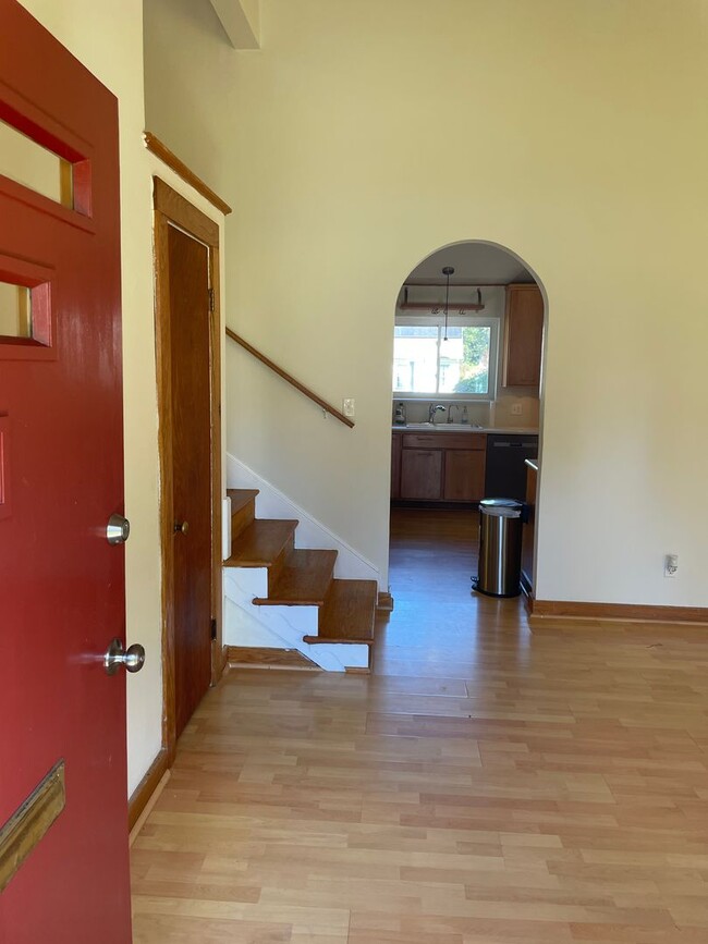 Building Photo - Split Level Home near Willow Lawn