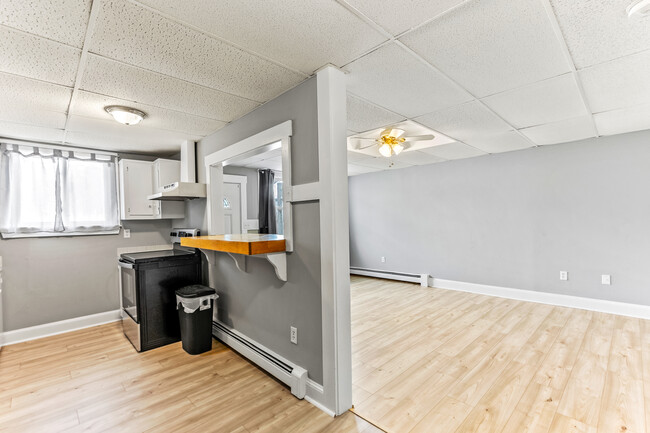 Building Photo - 547 White Mountain Hwy