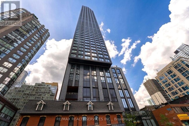 Photo du bâtiment - 8-4908 Wellesley St W