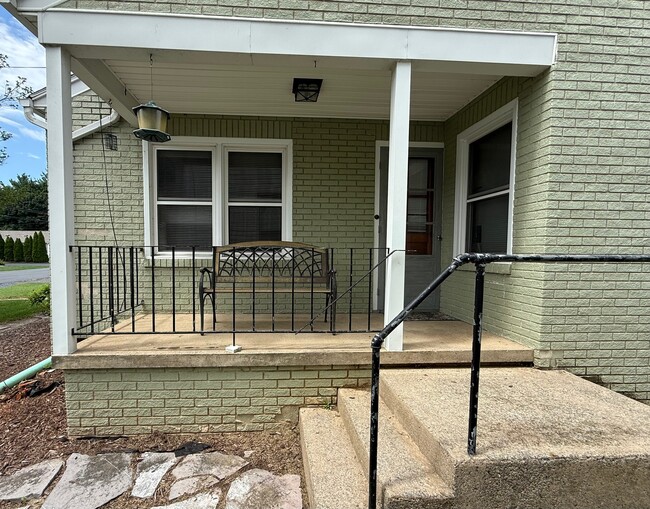 Building Photo - 208 Broad St