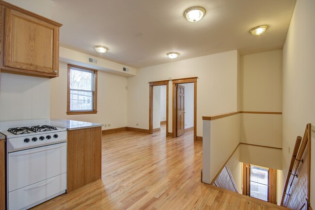 Building Photo - 613 W Briar Pl