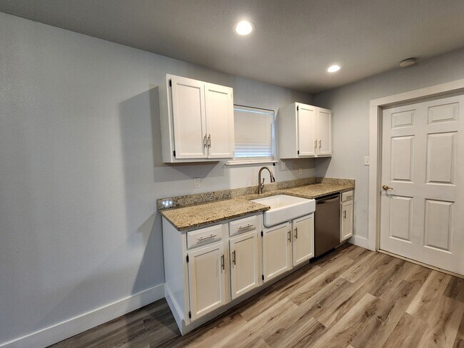 Foto del edificio - 2 Weeks Free Rent / Corner Lot / Fridge, W...