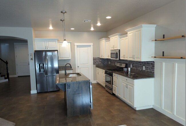 Foto del edificio - Versatile 5-Bedroom Home Built for Comfort & Entertaining