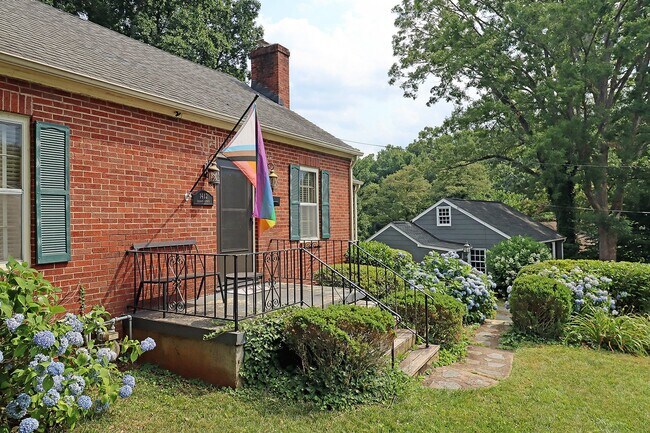 Building Photo - Charming Home With Fenced Yard