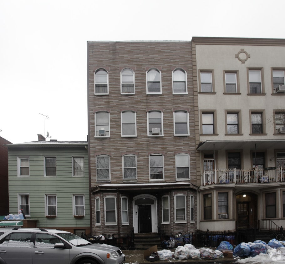 Building Photo - 120 Huron St