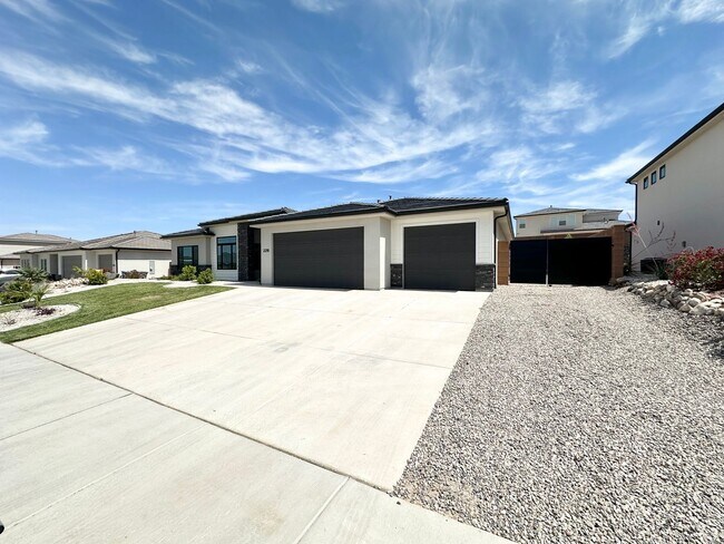 Building Photo - Sage Canyon Home! Short Term Rental! Avail...