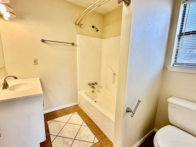 Foto del edificio - 2/2 Home Available For Move In